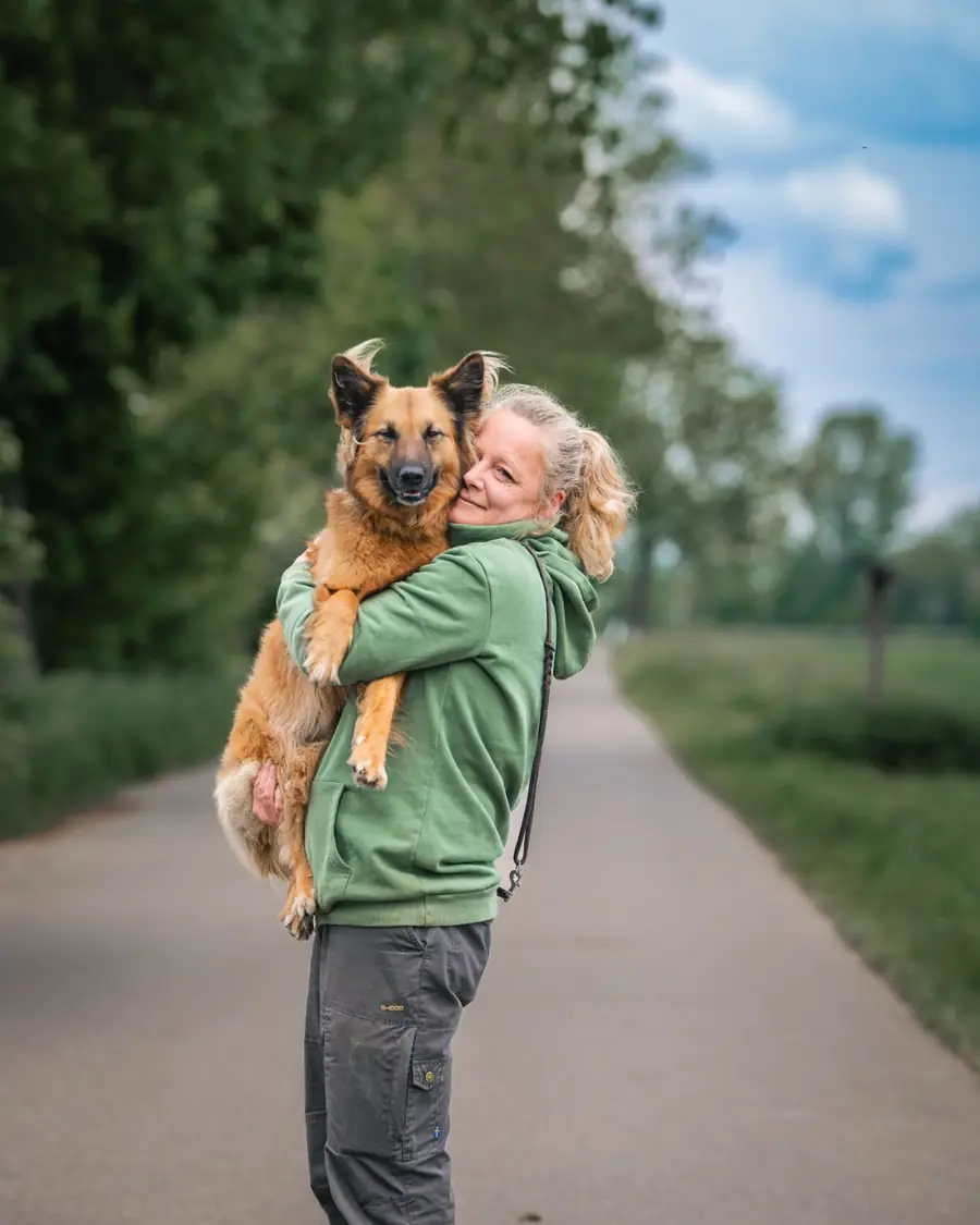 Britta Klammt mit Hund auf dem Arm